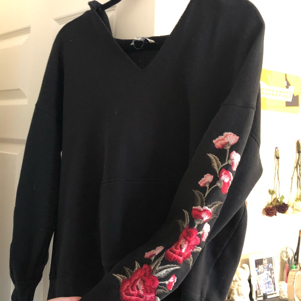American Eagle Sweatshirt with flower embroidery